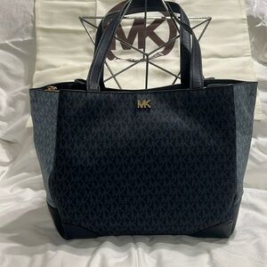 MK medium tote. Name is Gala.